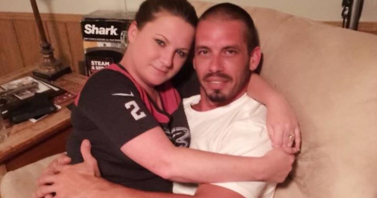 Παραιτήθηκε από τη δουλειά της για να θηλάζει κάθε 2 ώρες τον 36χρονο σύντροφό της