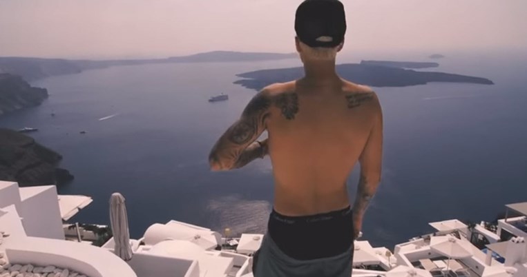 O Justin Bieber κυκλοφόρησε το νέο του video clip γυρισμένο στη Σαντορίνη