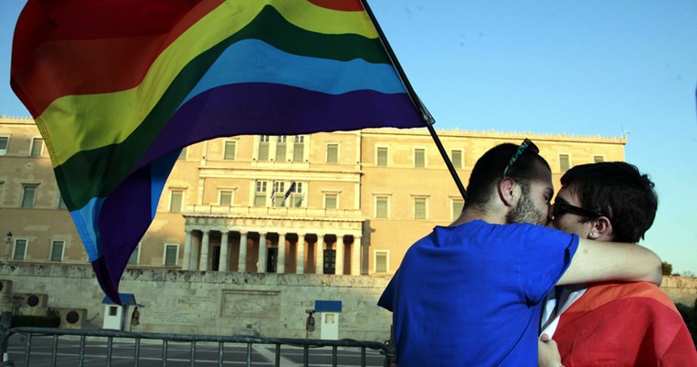 Athens Pride 2016. Γυναίκα δεν γεννιέσαι γίνεσαι, άνδρας δεν γεννιέσαι γίνεσαι
