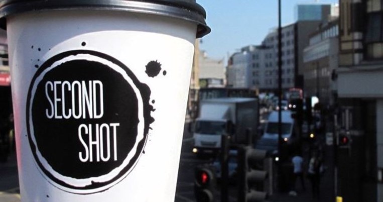 Μια καφετέρια που προσλαμβάνει άστεγους έχει κλέψει τις εντυπώσεις στο Λονδίνο 