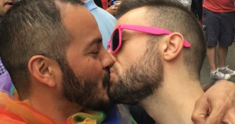 Χιλιάδες φωτογραφίες ανδρών που φιλιούνται στα social media ως «απάντηση» στο μακελειό του Ορλάντο