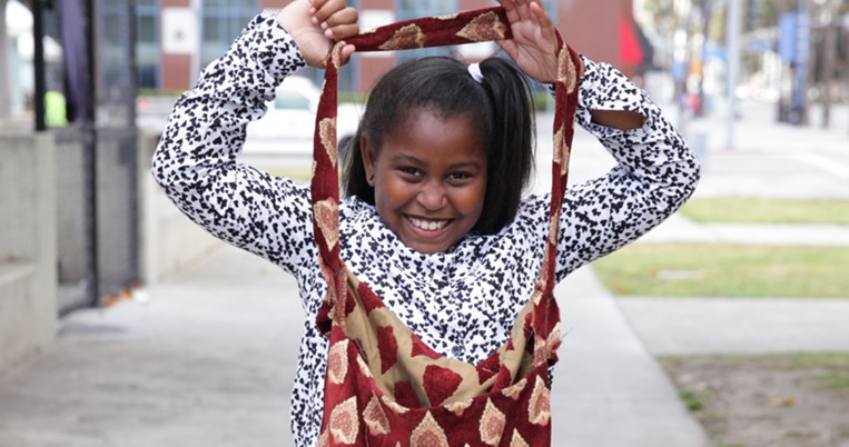 Το 9χρονο κορίτσι που μοιράζει τσάντες με είδη πρώτης ανάγκης στις άστεγες γυναίκες
