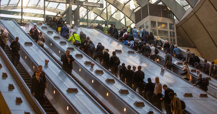 Πείραμα στο μετρό του Λονδίνου: Tι θα συμβεί αν δεν αφήνουμε ανοιχτή την αριστερή πλευρά της σκάλας