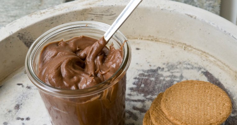 Άλειμμα σοκολάτας με ταχίνι από τον Στέλιο Παρλιάρο για να ξεκινά η μέρα σου σωστά