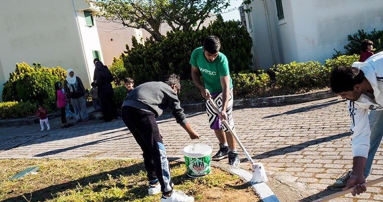 Ο Σύρος Δήμαρχος Κυλλήνης φιλοξενεί 300 πρόσφυγες σε εγκατελειμένο πεντάστερο