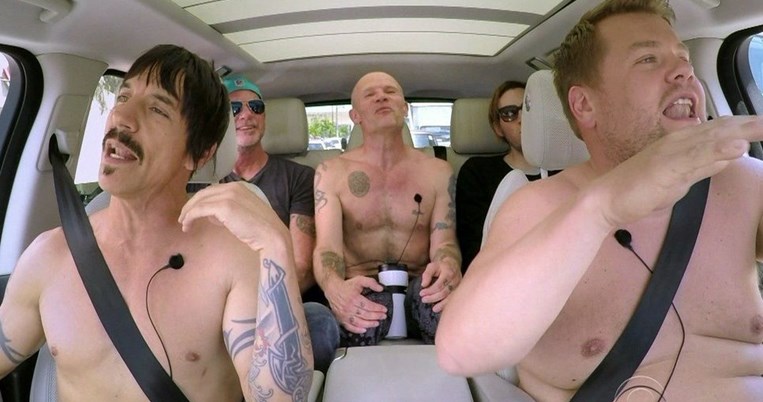 Δείτε τους Red Hot Chili Peppers να κάνουν καραόκε γυμνοί