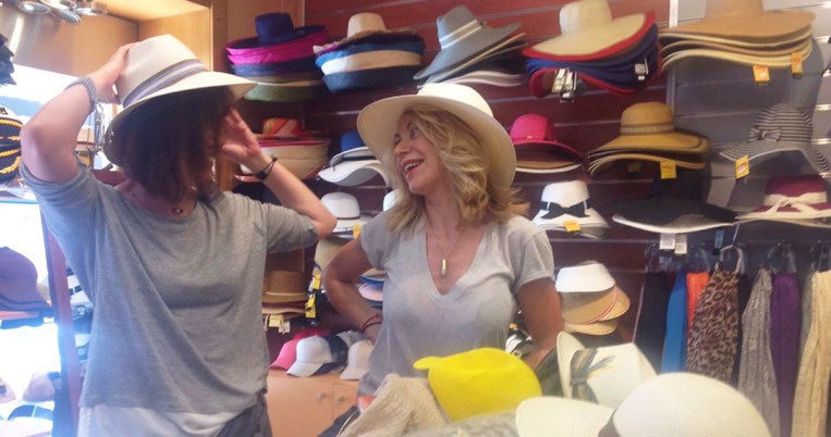 Με αφορμή τα καπέλα, βγαίνουμε στους δρόμους της πόλης και συναντάμε το άλλο πρόσωπο της Ελλάδας 