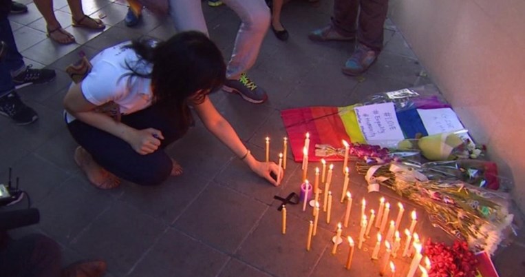 Celebrity χτυπάει στο κεφάλι της το ωραιότερο τατουάζ για τα θύματα του Ορλάντο