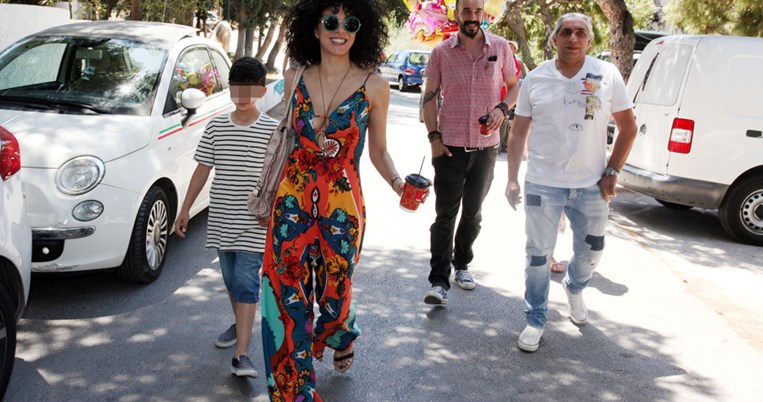 Είσαι καλεσμένη σε βάφτιση; Φόρεσε μια πολύχρωμη ολόσωμη φόρμα όπως η Μαρία Σολωμού