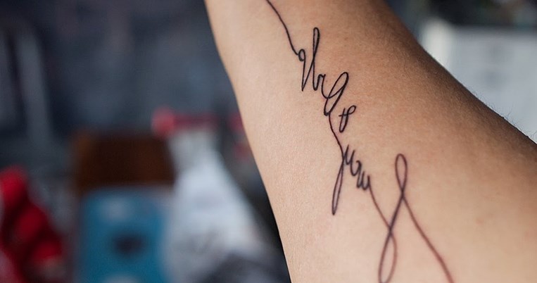 Φοιτητές εφηύραν μελάνι για τατουάζ που σβήνει όταν το βαρεθείς