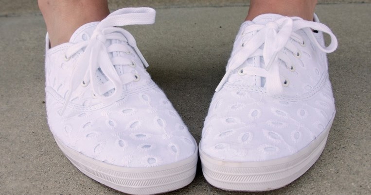 To απλό κόλπο που κάνει ολοκαινούργια τα βρόμικα λευκά αθλητικά σου 