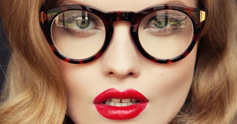 Αν δεν αποχωρίζεστε τα γυαλιά οράσεως, προσέξτε: Το μακιγιάζ και τα μάτια σας!
