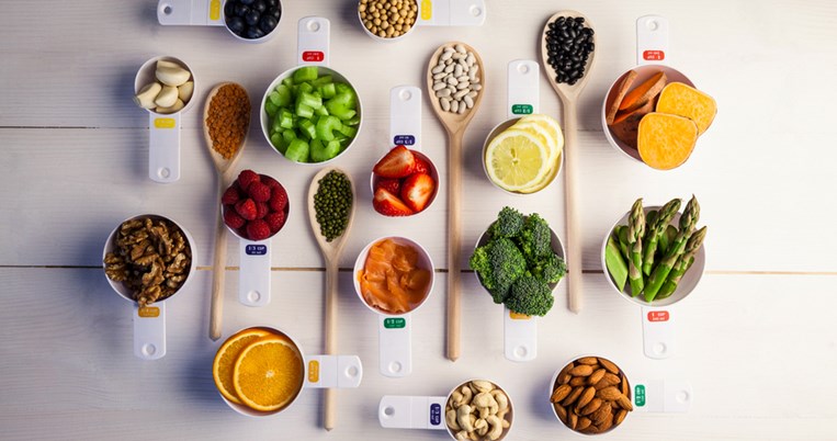 Ξέρεις πώς να υπολογίζεις σωστά τις μερίδες σου; Αναλυτικά παραδείγματα για κάθε είδος τροφής