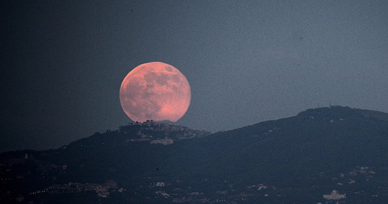 Οι φωτογραφίες στο Instagram από το χθεσινό strawberry moon ήταν συγκλονιστικές