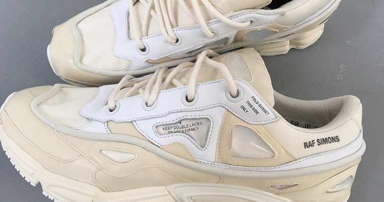 Sneakers με μηνύματα: Η νέα συνεργασία Raf Simons και Adidas