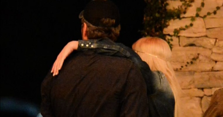 Διάσημη τραγουδίστρια 7 μήνες μετά το διαζύγιό της παντρεύτηκε ξανά και κανείς δεν το πήρε χαμπάρι