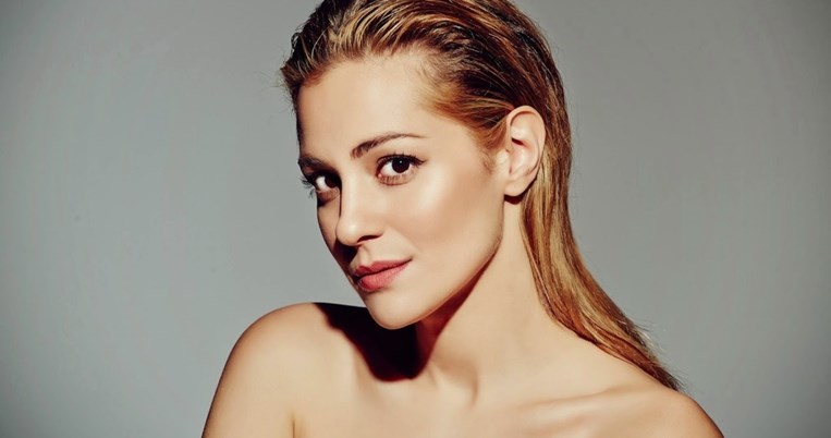 H Νατάσσα Μποφίλιου φόρεσε το αμάνικο τζιν πουκάμισο με τον πιο ωραίο τρόπο