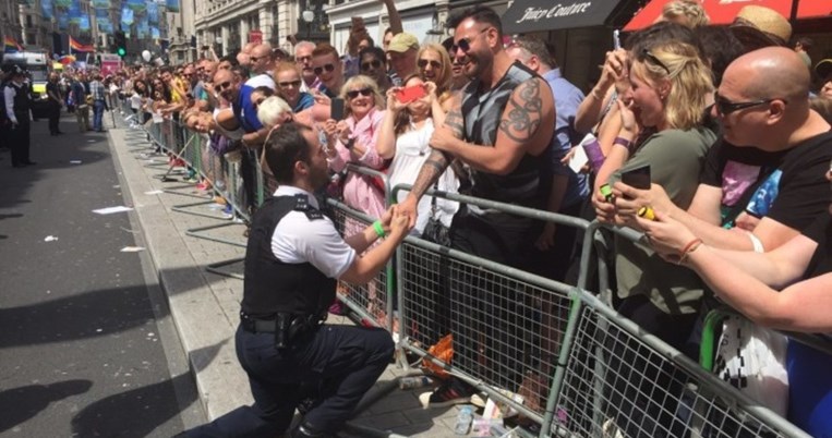 Αστυνομικός κάνει πρόταση γάμου στον σύντροφό του και το internet τον αποθεώνει