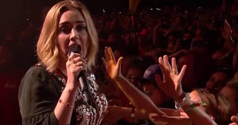 150.000 θεατές τραγούδησαν το Someone like you της Adele προκαλώντας μας ρίγη ευτυχίας