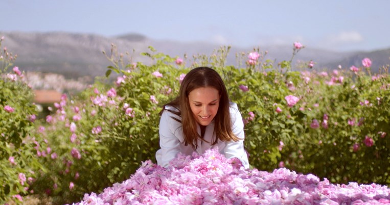 Η Natalie Portman μαζεύει λουλούδια για τα αρώματα Dior