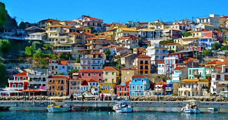 Πάργα: Το Αμάλφι της Ελλάδας. Πανέμορφη, πολύχρωμη με γαλαζοπράσινα νερά