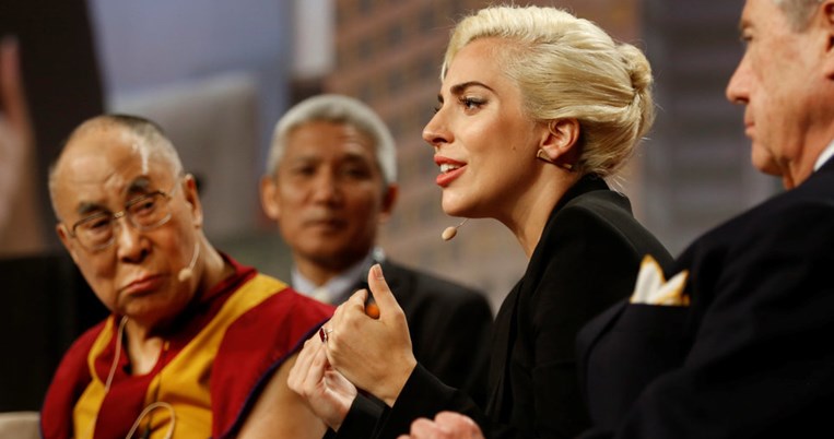 Η Lady Gaga εξόργισε τους φαν της όταν συνάντησε τον Δαλάι Λάμα