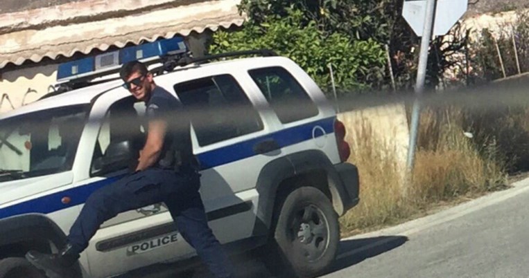 Τουρίστρια φωτογραφίζει Έλληνα αστυνομικό και το Twitter παθαίνει μαζί του φρενίτιδα 