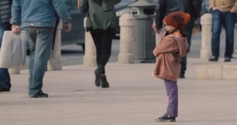 Τι θα κάνατε αν βλέπατε ένα 6χρονο παιδί μόνο του στο δρόμο; Η UNICEF έψαξε την απάντηση