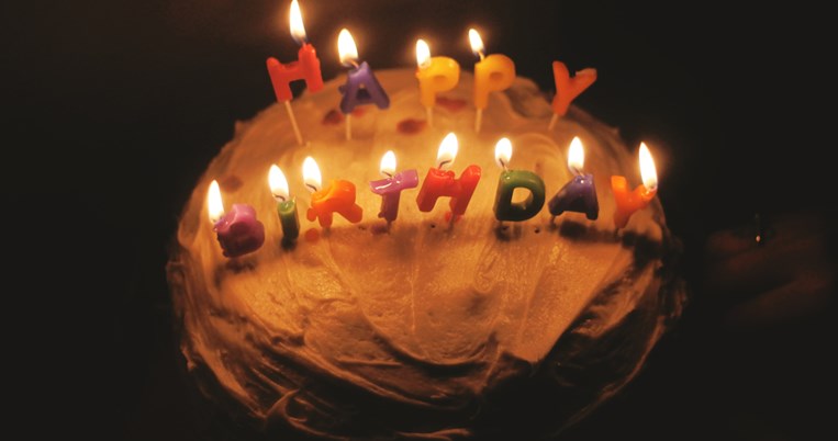 Ο κίνδυνος που κρύβει το σβήσιμο των κεριών σε μια τούρτα γενεθλίων