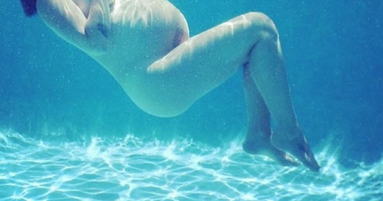 Τραγουδίστρια ποζάρει στο νερό σε προχωρημένη εγκυμοσύνη. Η τρυφερή φωτό που έγινε viral