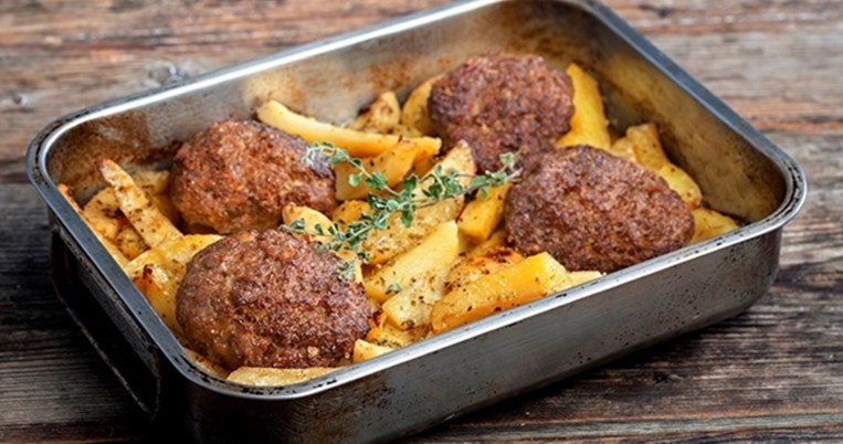 Το μυστικό της Αργυρώς Μπαρμπαρίγου για αφράτα μπιφτέκια φούρνου