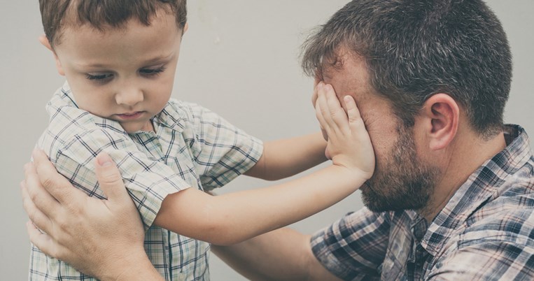 Γιατί δεν πρέπει ποτέ να αναγκάζουμε τα παιδιά να αγκαλιάσουν κάποιον (ούτε τους συγγενείς);