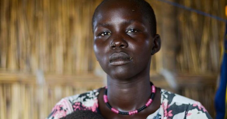 Σκότωσαν τον άνδρα και τους γιους της και την ανάγκασαν να δει τον βιασμό της 10χρονης κόρης της