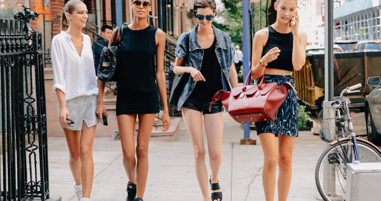 Τι φοράει ένα supermodel στη Νέα Υόρκη αλλά δε διανοείται να το φορέσει στο Παρίσι;