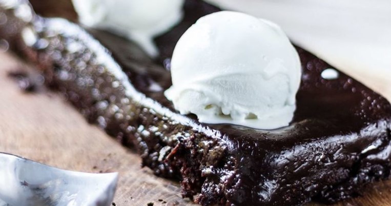 Φτιάξε την πιο γευστική και γρήγορη σοκολατόπιτα στο σπίτι σου 