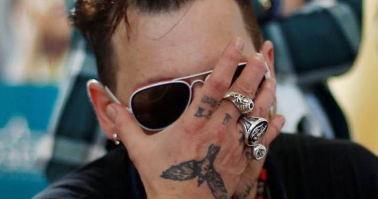 O Τζόνι Ντεπ άλλαξε το τατουάζ που είχε για την Άμπερ Χερντ, σε σκληρό μήνυμα