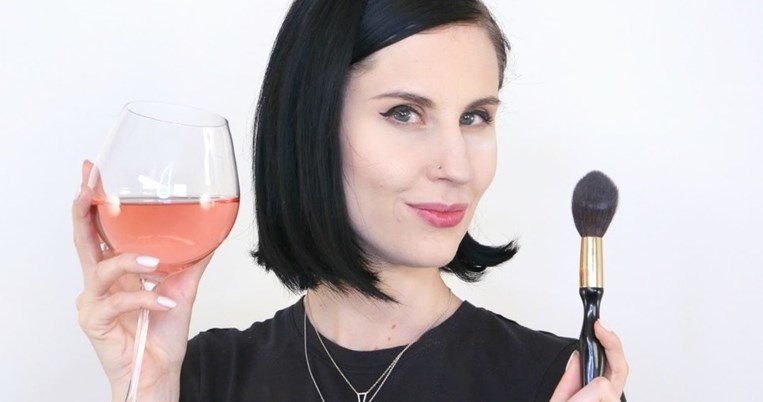 Contouring με... κρασί γίνεται; Δες το beauty video που έχει τρελάνει το Internet