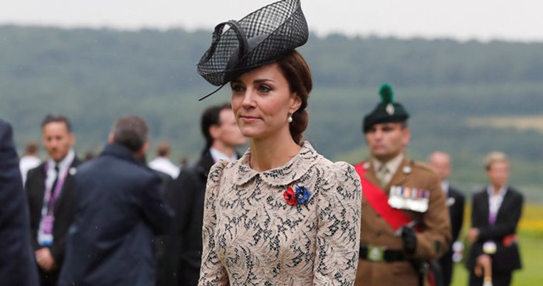 Η Κέιτ Μϊντλετον, εμφανίζεται να πετάει σε μια απίθανη οφθαλμαπάτη