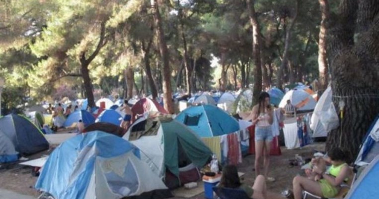 Μα τι γίνεται με τους φοιτητές στο Ποσείδι Χαλκιδικής; 7000 άτομα στο κάμπινγκ του ΑΠΘ