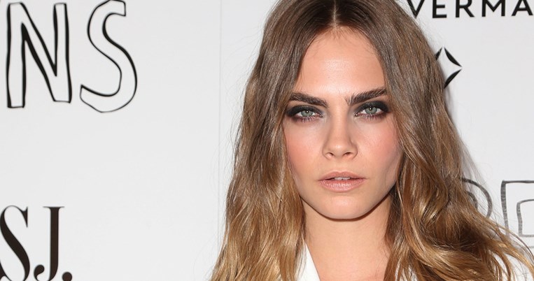 Σταματήστε ό,τι κάνετε. Ήρθαν οι βλεφαρίδες με μαγνήτες που χαρίζουν όγκο στο τσακ μπαμ