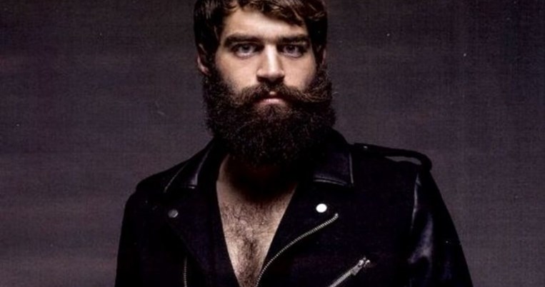 Ο Στάθης Στιβακτάκης, ο σέξι Κρητικός πρωταγωνιστεί σε διαφήμιση