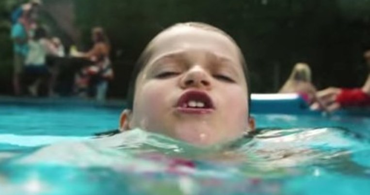 «Σε ένα λεπτό θα πνιγώ ενώ βρίσκομαι στον ίδιο χώρο με τους γονείς μου». Ένα βίντεο για τον πνιγμό 