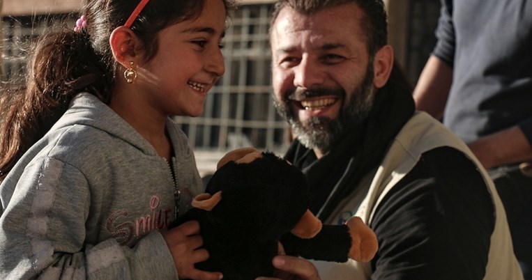 O άνδρας που χαρίζει χιλιάδες παιχνίδια στα παιδιά της Συρίας
