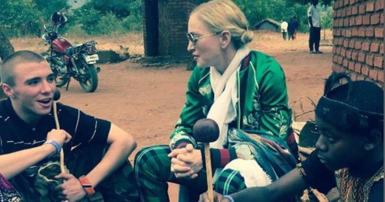 Η Μαντόνα, μαζί με τον γιο της, Ρόκο, επισκέφθηκαν το πρώτο νοσοκομείο για παιδιά στο Μαλάουι