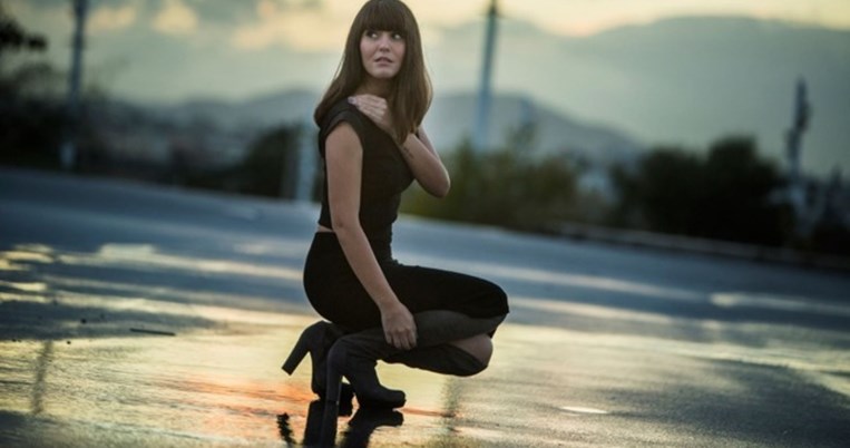 H ραδιοφωνική παραγωγός του HIT 88,9 Mαίρη Ρετσίνα απαντά στο ερωτηματολόγιo του Woman TOC