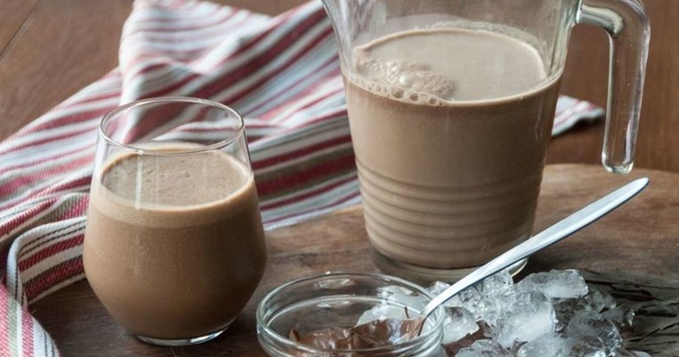 Πώς να φτιάξεις smoothie με πραλίνα σοκολάτας, καφέ και μπανάνα μέσα σε 10 λεπτά