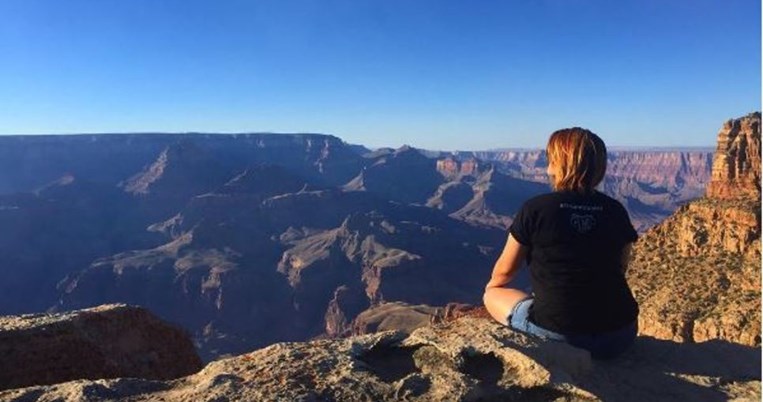 Η γυναίκα που ανέβασε τη φωτογραφία της στο Instagram πριν γλιστρήσει από βράχο του Grand Canyon 