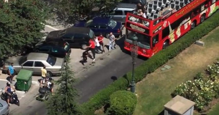 Κάμερα καταγράφει τον άγριο ξυλοδαρμό μεταξύ δύο οδηγών στη Θεσσαλονίκη