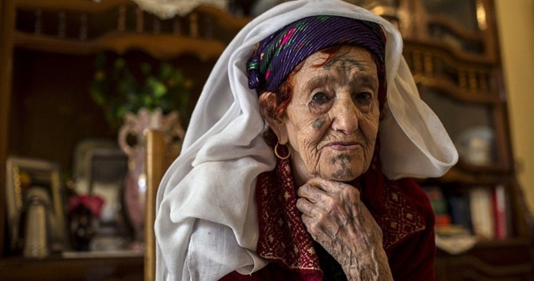 Τα τατουάζ "της αμαρτίας", των γυναικών της Αλγερίας 