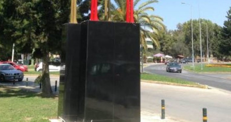 To γλυπτό στη Βούλα που έχει διχάσει τα Νότια προάστια (εμάς πάντως μας αρέσει)